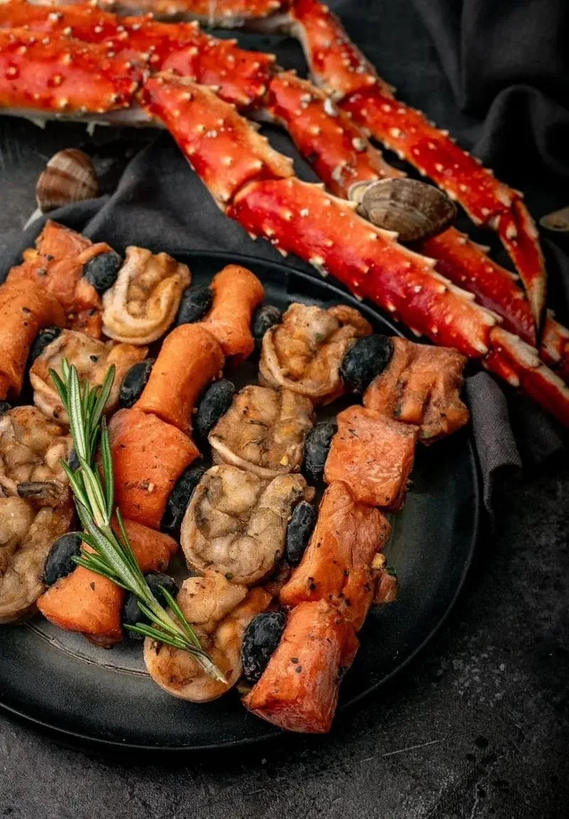 Шашлычки из морепродуктов и фаланги камчатского краба